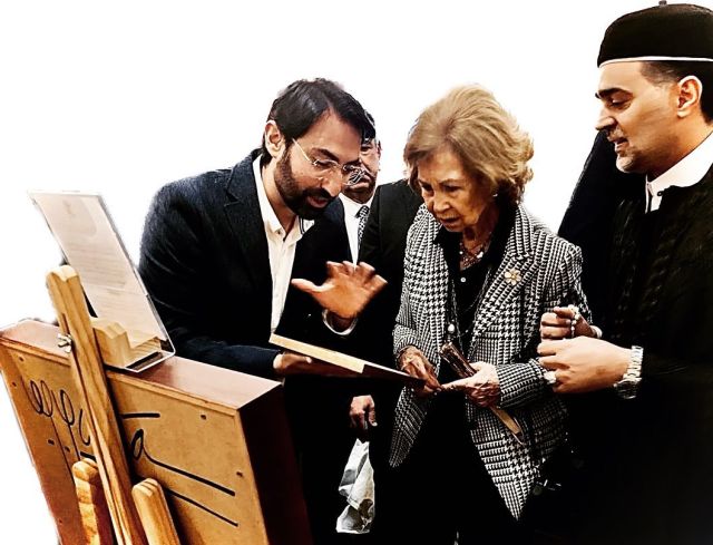 Thanks to the #Queen of #Spain Sofia for her enthusiasm in the #history and #art of the #guadameci.
Thanks to the #Ambassador of the State of #Libya, Walid Bashir Buadalla, for inviting me to take part in this art and culture exhibition.
Momento mágico donde pude introducir el arte del guadamecí como hilo conductor de la historia de #España y su conexión con el mundo árabe. Que bonita es la historia y que maravillosa la trayectoria de esta técnica decorativa de las pieles que nos llega a la Península desde #Libia.
La Reina de España Sofia fue obsequiada con uno de nuestros nuevos proyectos artísticos realizados bajo la marca #2deUno.
#guadameciomeya #guadameciart #museoguadameci #museoguadameciomeya #museodelguadameciomeya @fundareinasofia #aide
